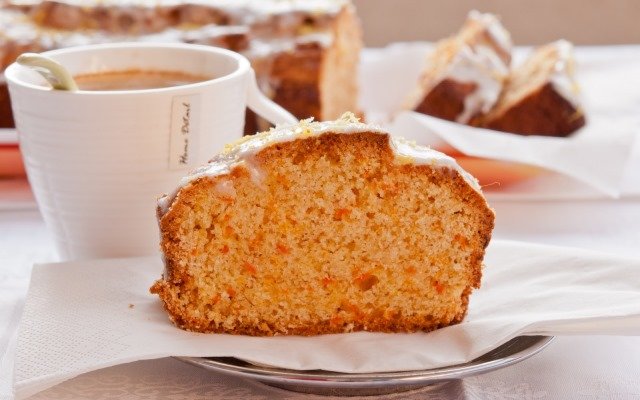 морковный пирог и чашка кофе